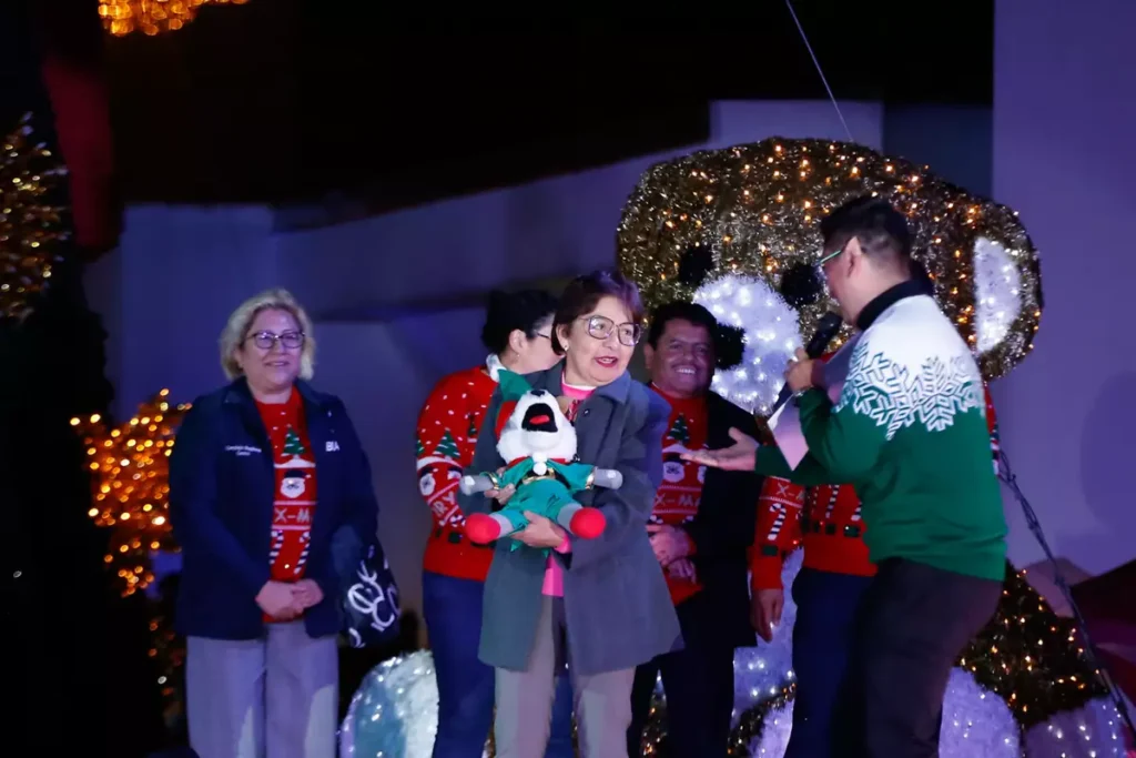 Así luce el árbol de navidad de la BUAP de 23 metros de altura