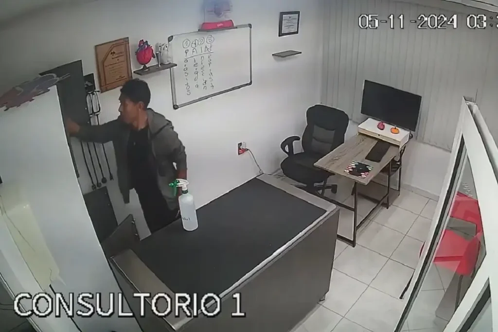 Sujeto roba equipo médico en una veterinaria en La Paz
