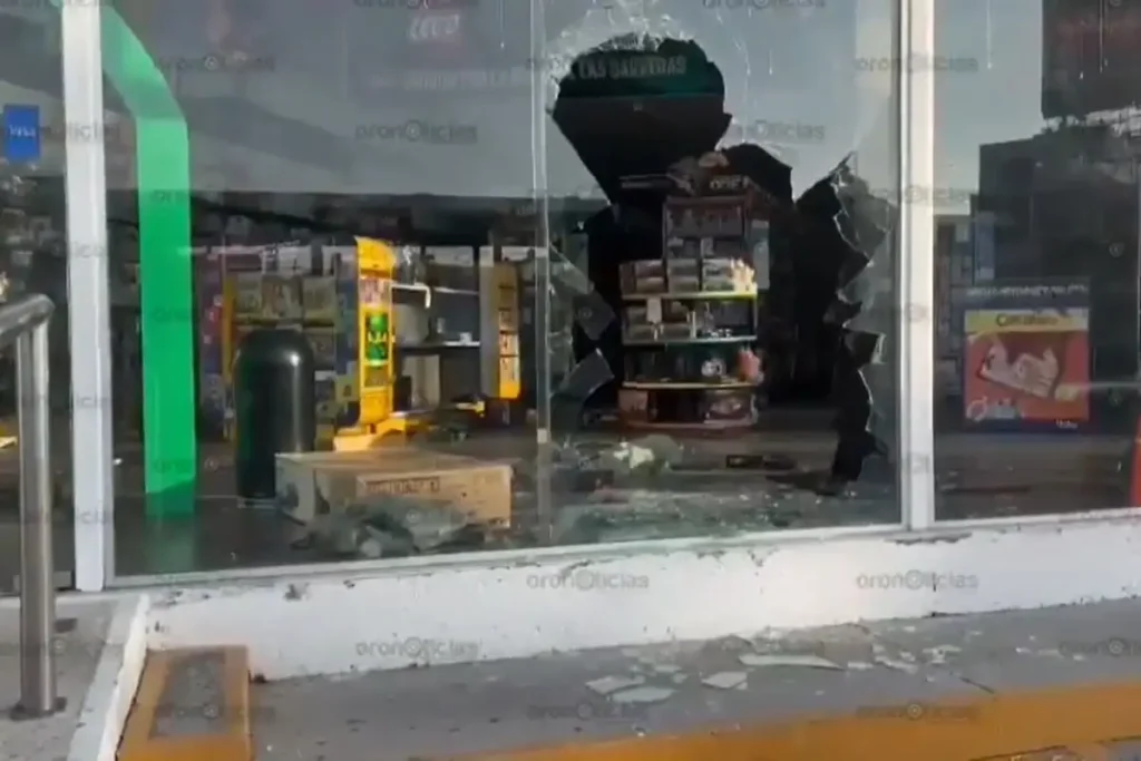 Dan Cristalazo a Juguetron de Huexotitla y se llevan 50 cajas de lego