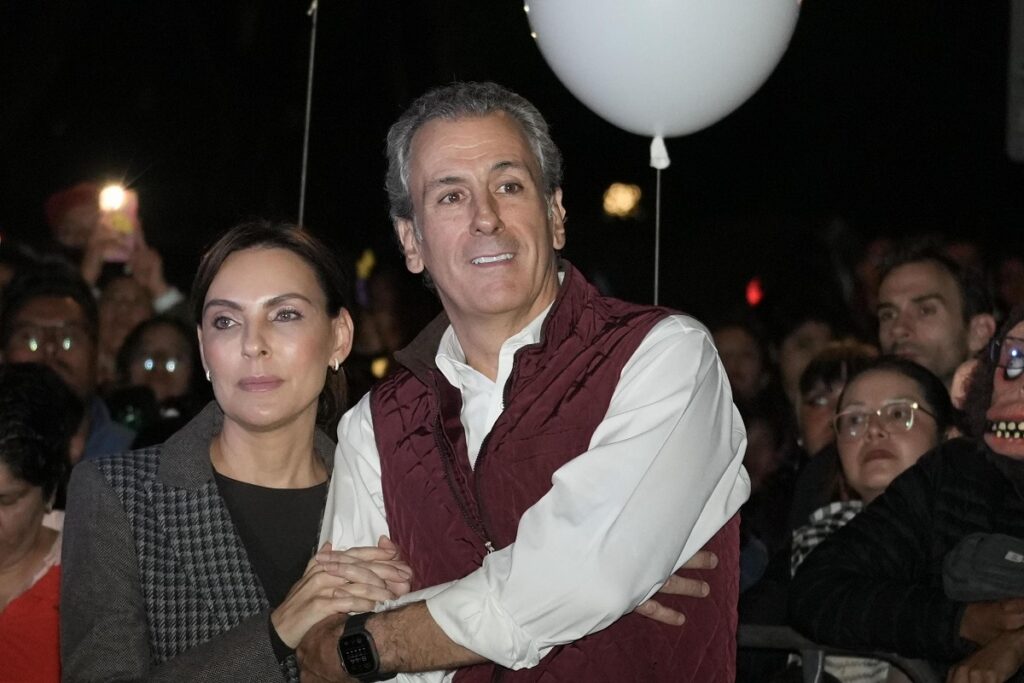 Disfrutaron cientos de poblanos el performance ¡Ay Llorona! en el Zócalo