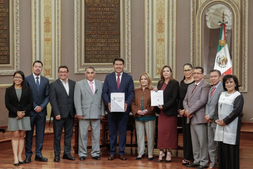 Gobierno entrega al Congreso Paquete Economico 2025 de Puebla por 126 mil 233 mdp 2