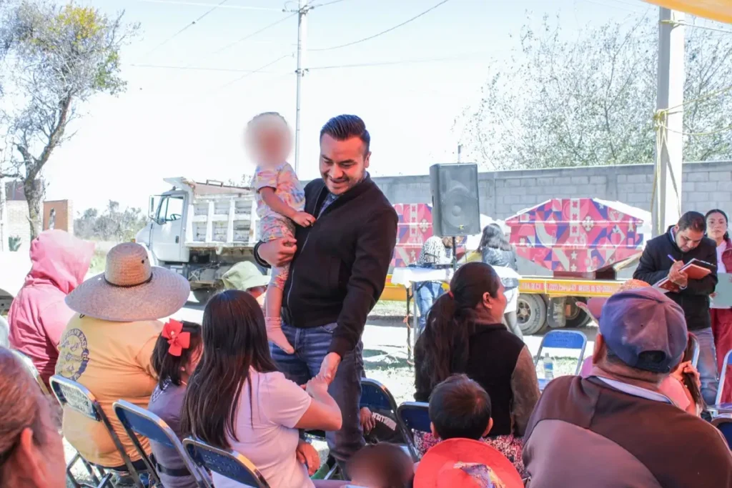 Huejotzingo avanza Roberto Solís entrega contenedores de basura en la colonia La Excavación