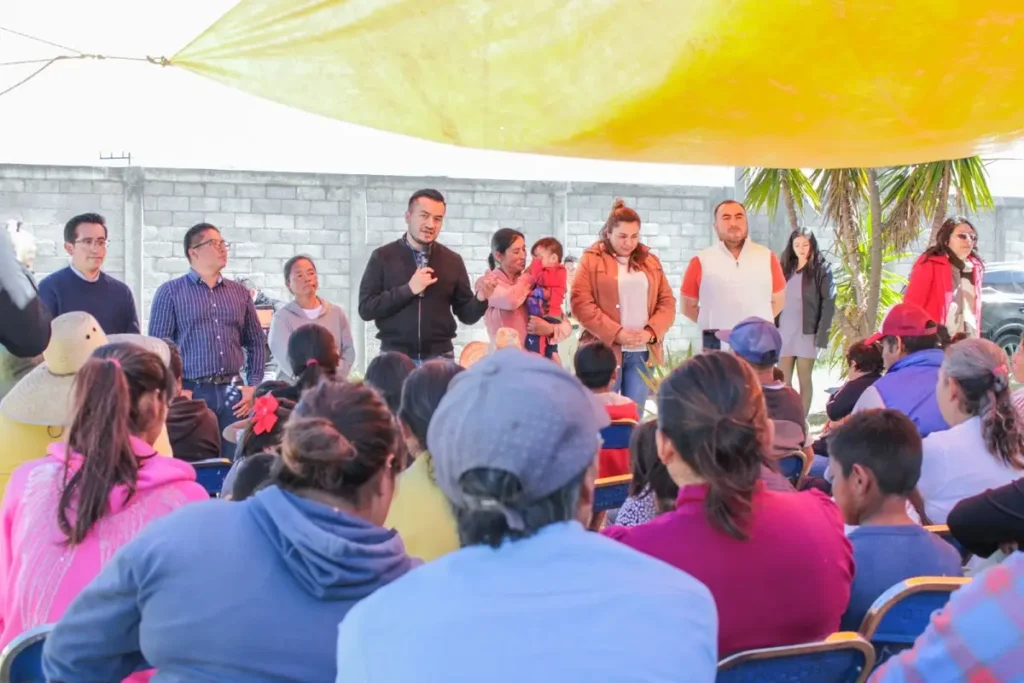 Huejotzingo avanza Roberto Solís entrega contenedores de basura en la colonia La Excavación