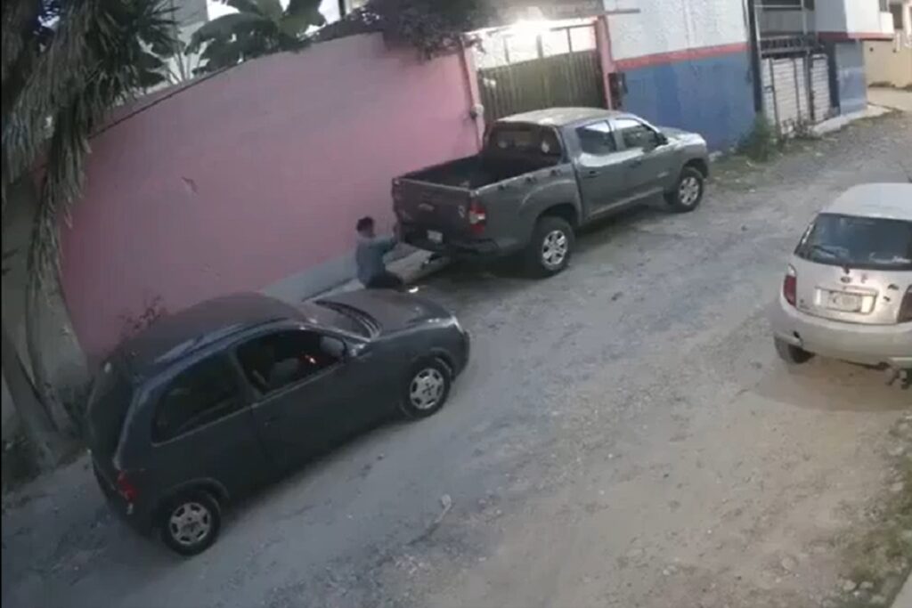 Ladrones huyen despavoridos tras ser sorprendidos robando autopartes en Loma Linda