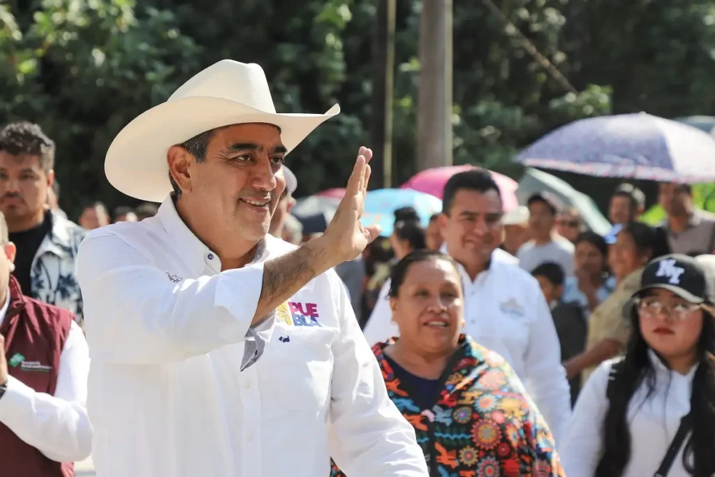 Mejora gobierno estatal movilidad en la Sierra Norte Sergio Salomón entrega vialidades