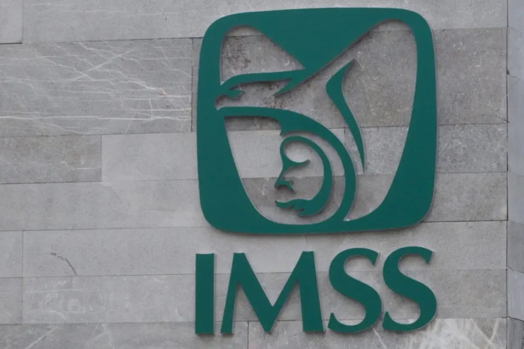 Paciente acostado en el piso del Hospital La Margarita fue su decision se excusa el IMSS 3