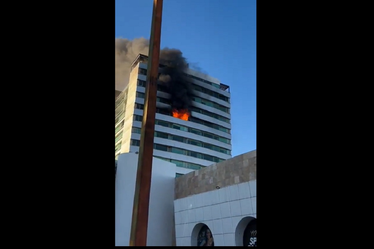 Reportan incendio de un departamento cerca de Palmas Plaza en Angelópolis (VIDEO) 1 Reportan incendio de un departamento cerca de Palmas Plaza en Angelópolis