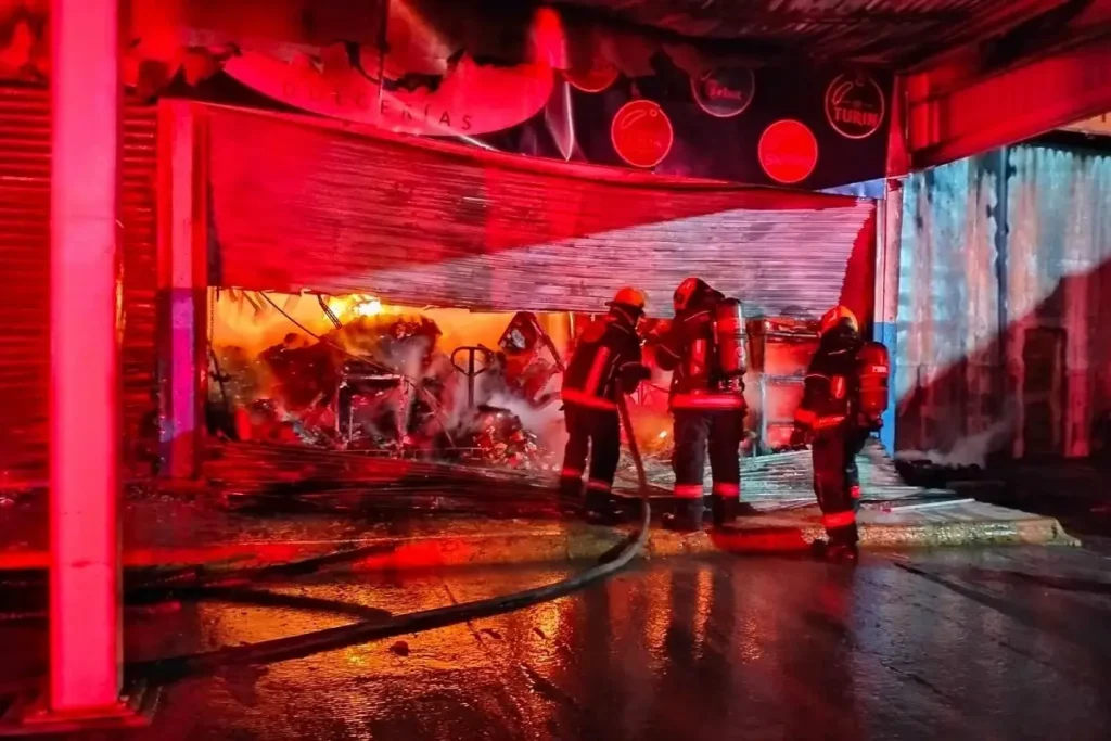 Rescatan a velador que se refugió en el Cuarto Frío durante incendio de Bodega en Amalucan