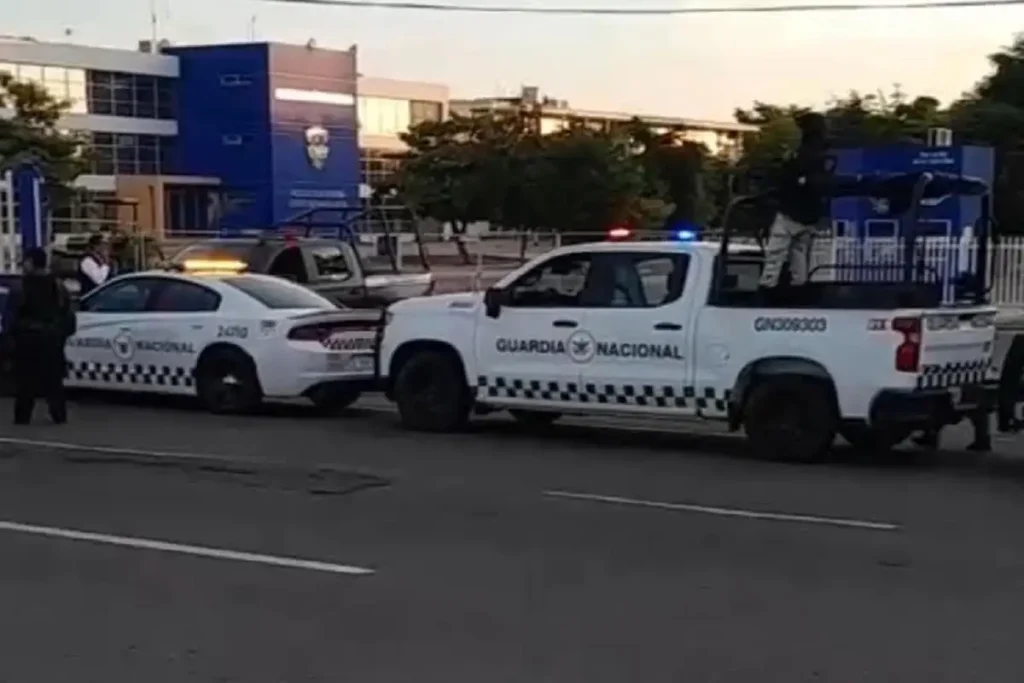 Sangriento amanecer en Sinaloa: Abandonan cinco cuerpos frente a escuela