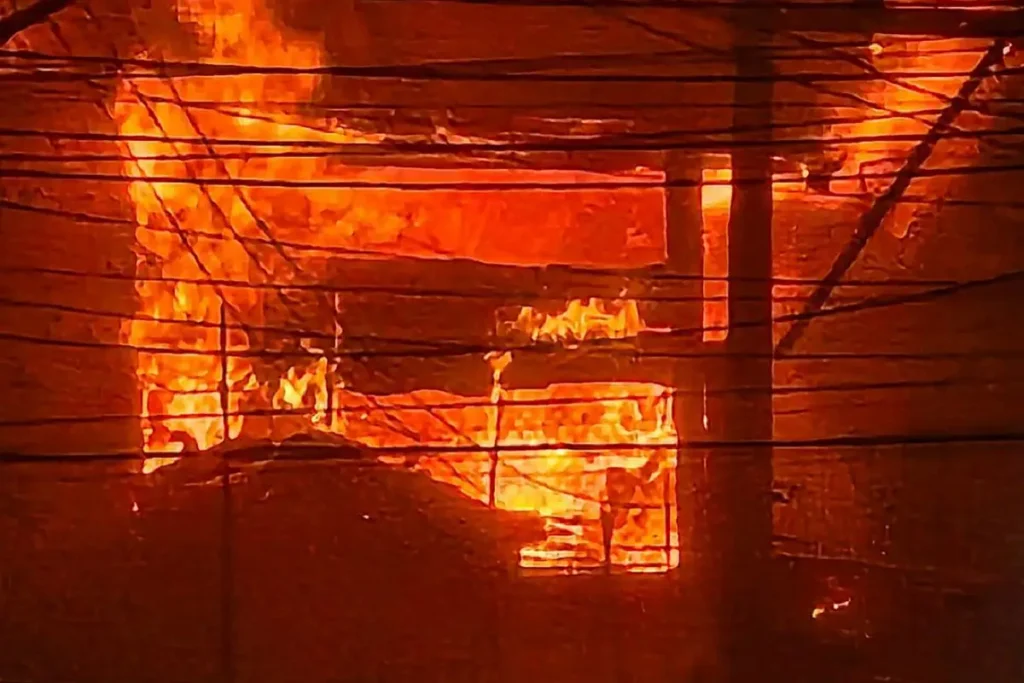 FOTOS: Se incendia casa en El Ocote en Huauchinango