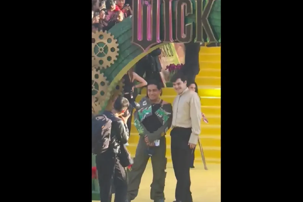 VIDEO Ricardo Peralta es abucheado en el estreno de la película Wicked en CDMX