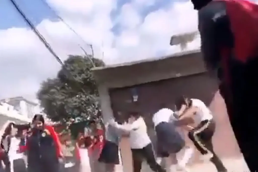 A puño limpio: Alumnas de secundaria en Texmelucan se agarran a golpes