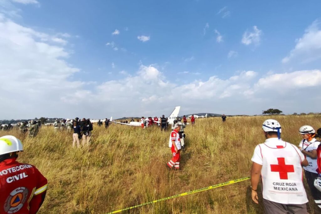 Sobreviven piloto y tripulante de avioneta que cayó en Bosques de Chapultepec