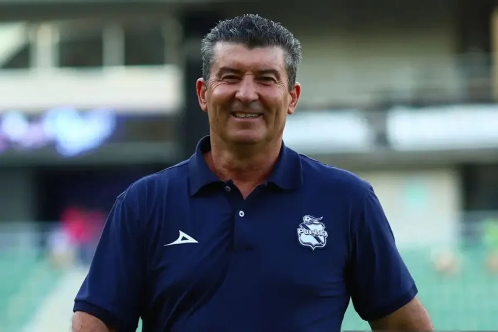 Chepo de la Torre fuera del Club Puebla; Rafa Puente Jr. sería su reemplazo