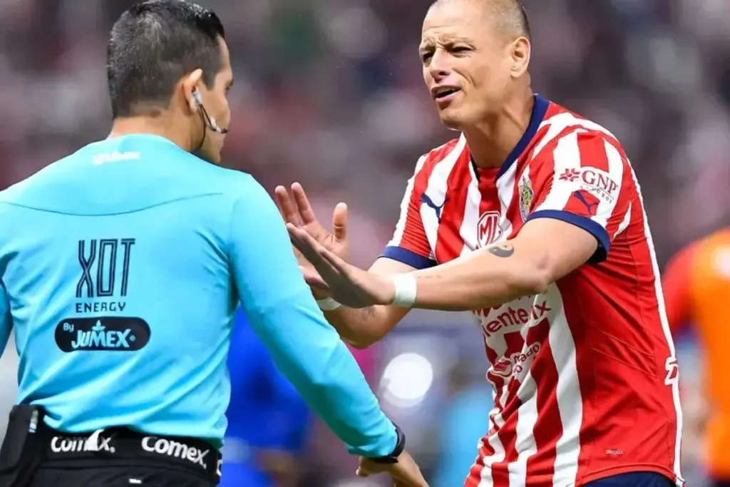 ¿Por qué expulsaron al Chicharito en el Guadalajara vs Atlas?