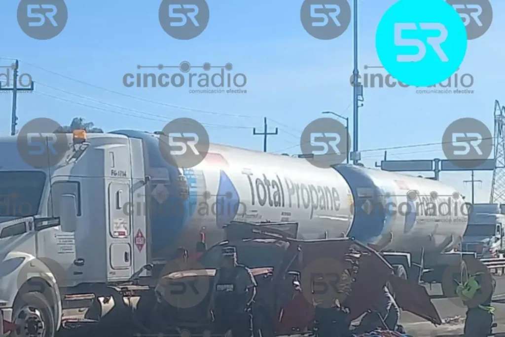 Choque en la México-Puebla deja personas prensadas