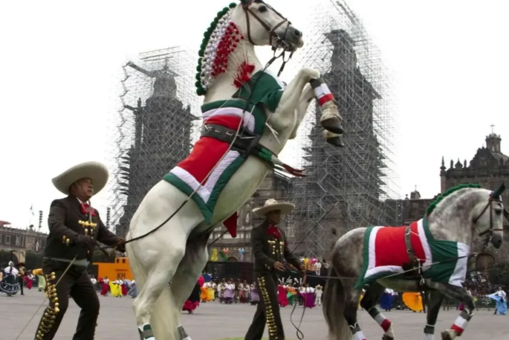 Caballos caen durante el desfile de la Revolución Mexicana en CDMX
