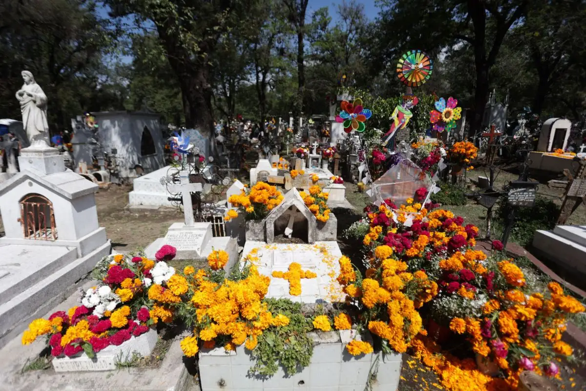 (FOTOS) Día de Muertos en panteones de Puebla: Con flores y música, así celebran a sus seres queridos 1 Día de Muertos en los panteones de Puebla: Con flores y música, así celebran a sus seres queridos