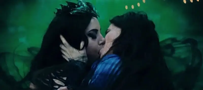 Llega el fin de temporada de 'Agatha All Along' con un beso lésbico