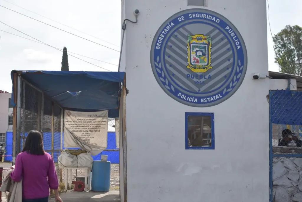 Por fuga de un reo en Puebla, detienen a dos policías custodios