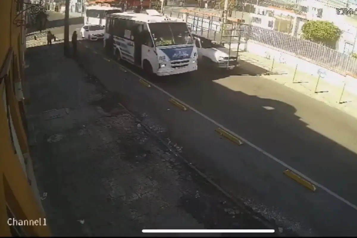 ¡Y así quieren aumento! Ruta Angelópolis tira a un pasajero por arrancar antes de tiempo 1 Ruta Angelópolis tira a un pasajero por arrancar antes de tiempo