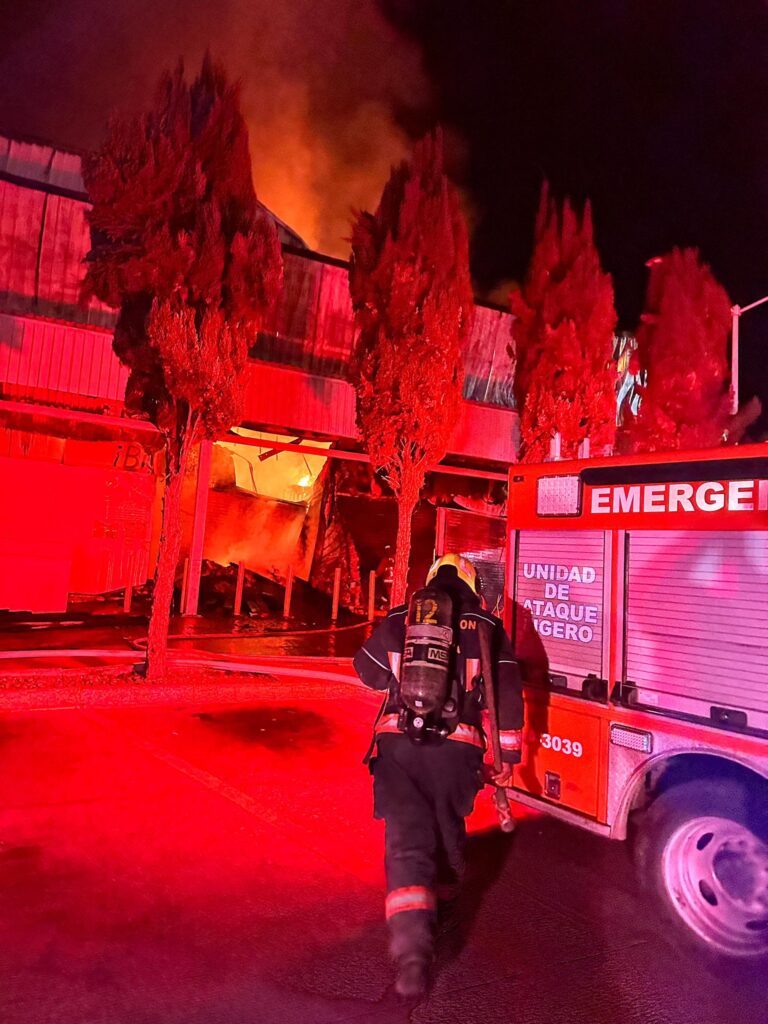 Se registra fuerte incendio en la Gran Bodega de Amalucan