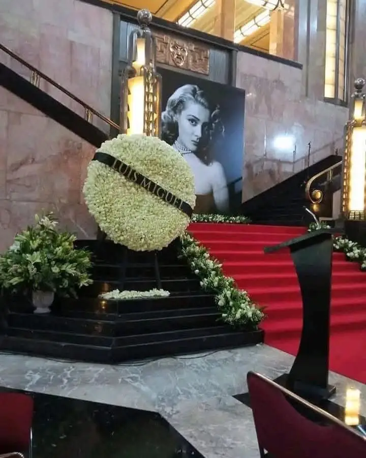 Luis Miguel envía flores a Silvia Pinal en su homenaje póstumo en Bellas Artes