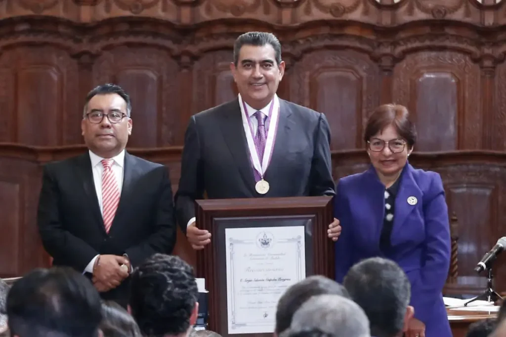 BUAP entrega medalla ‘Melchor de Covarrubias’ a Sergio Salomón