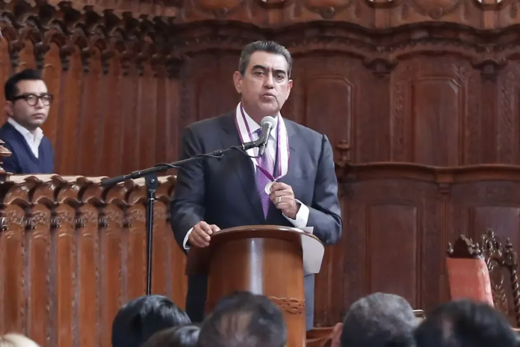 BUAP entrega medalla ‘Melchor de Covarrubias’ a Sergio Salomón