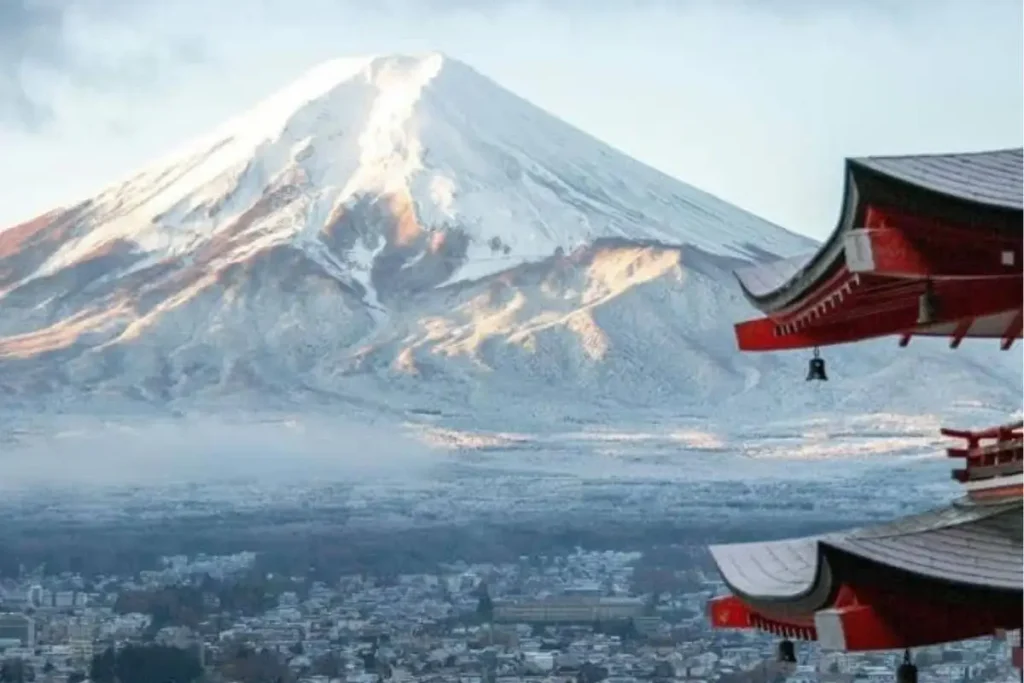 Nieve cubre el monte Fuji un mes después de lo esperado