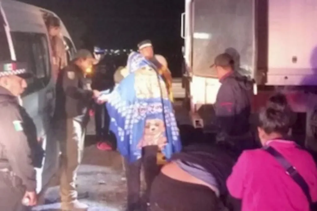 Rescatan a migrantes dentro de tráiler en la Puebla-Orizaba