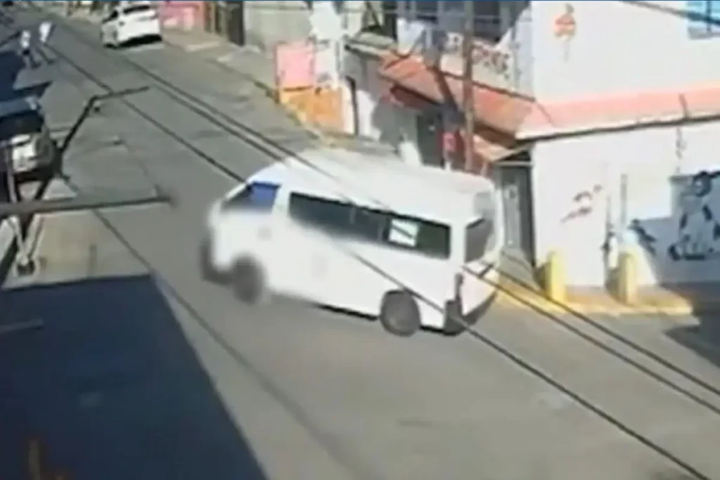 Chofer de transporte público atropella a una mujer en Naucalpan y huye