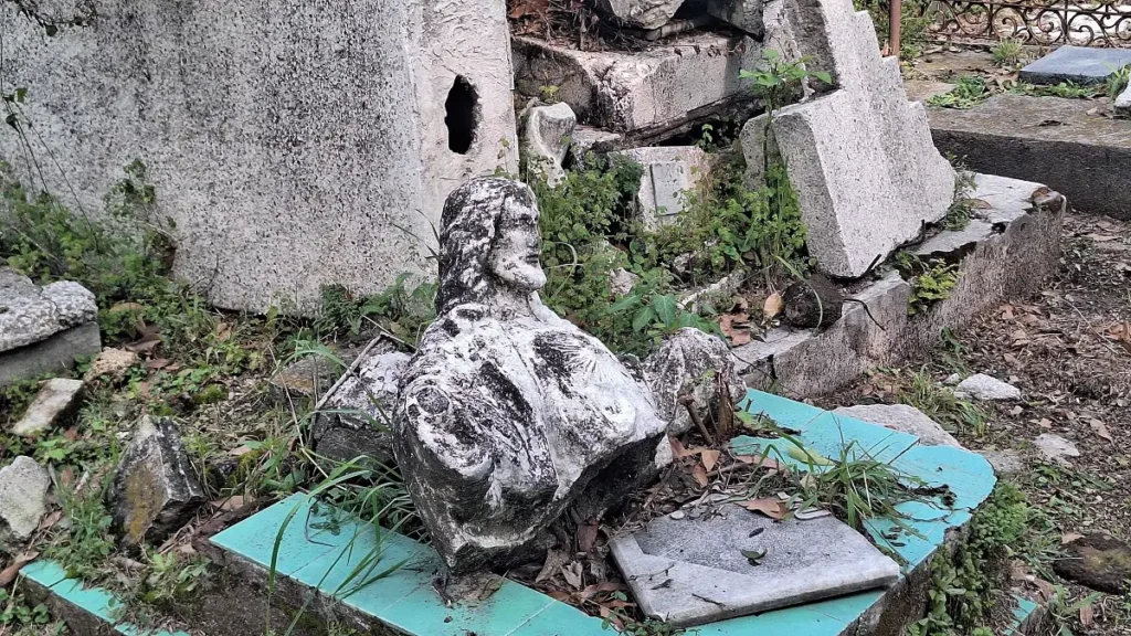 Fotoreportaje: ¿Qué pasa con las tumbas olvidadas en los panteones de Puebla en Día de Muertos? 2 tumbas olvidadas en los panteones de puebla 1