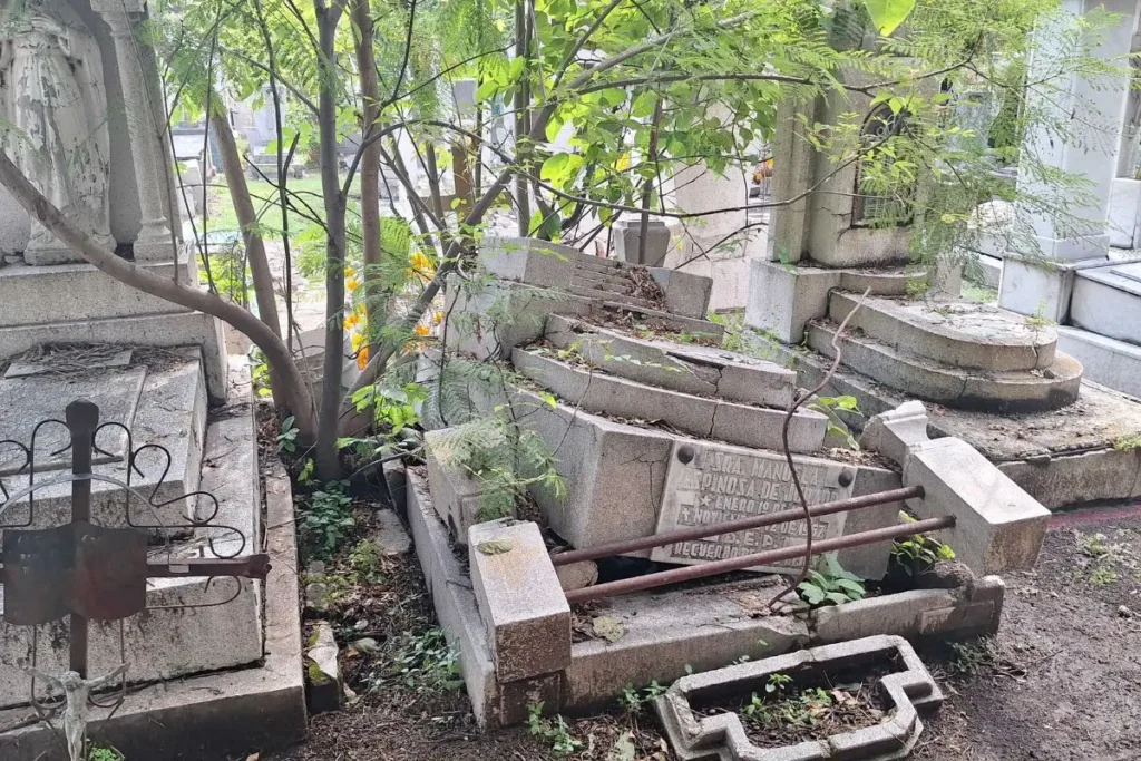 Fotoreportaje: ¿Qué pasa con las tumbas olvidadas en los panteones de Puebla en Día de Muertos?