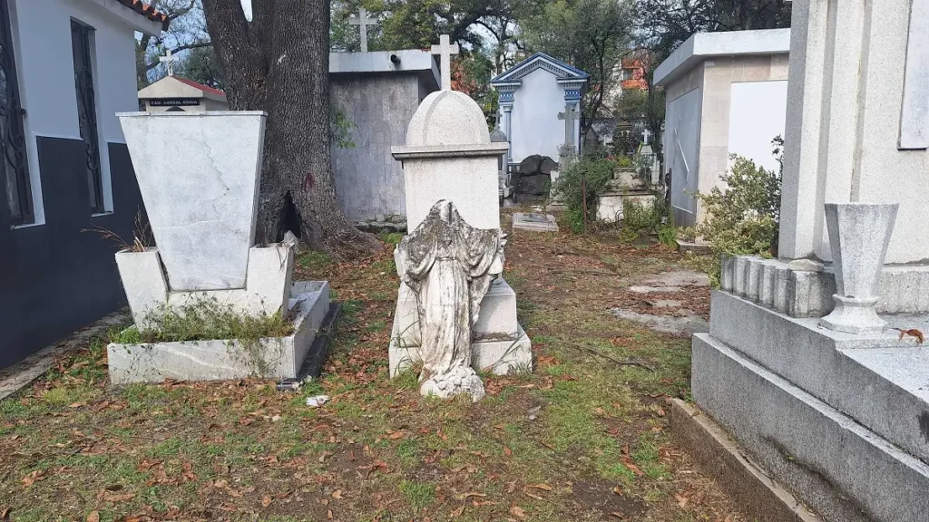 Fotoreportaje: ¿Qué pasa con las tumbas olvidadas en los panteones de Puebla en Día de Muertos? 7 tumbas olvidadas en los panteones de puebla 6