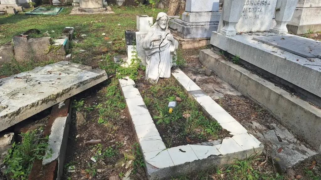 Fotoreportaje: ¿Qué pasa con las tumbas olvidadas en los panteones de Puebla en Día de Muertos? 9 tumbas olvidadas en los panteones de puebla 8