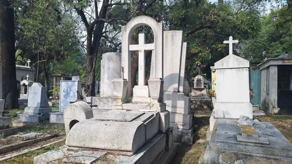 Fotoreportaje: ¿Qué pasa con las tumbas olvidadas en los panteones de Puebla en Día de Muertos? 10 tumbas olvidadas en los panteones de puebla 9