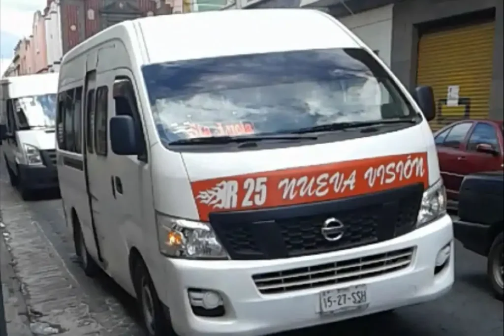 ¡Pero quieren aumento! Con humo dentro de la ruta Nueva Visión de Puebla viajan los usuarios