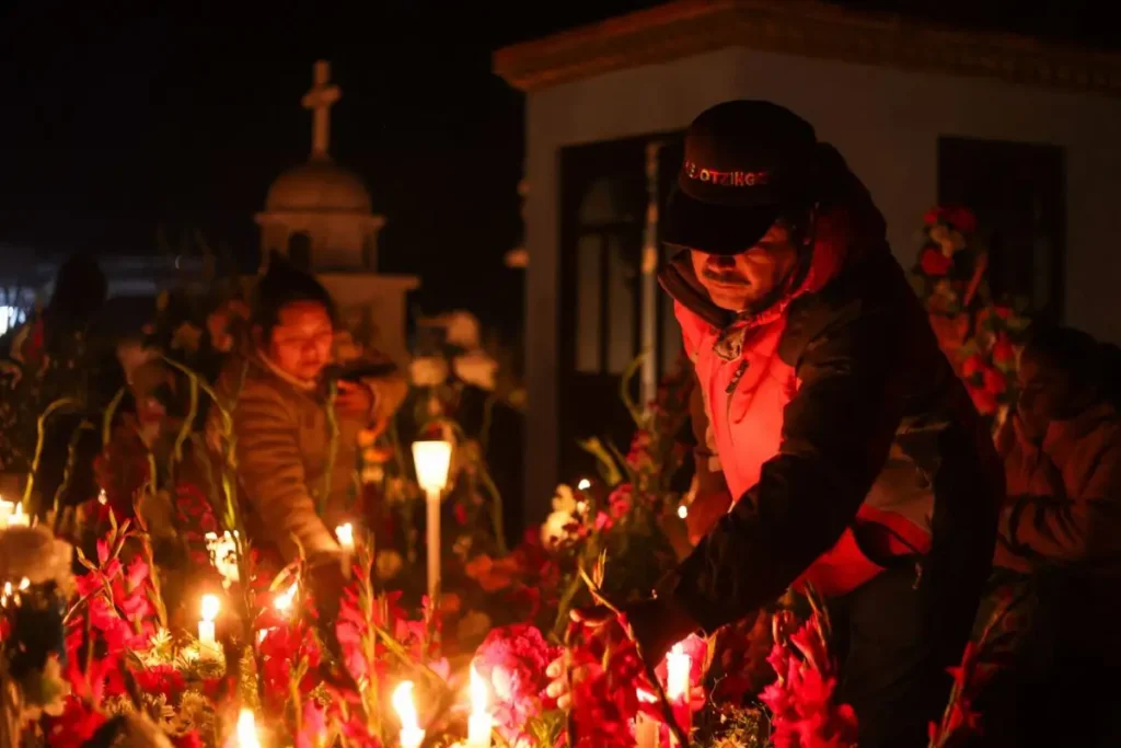 (FOTOS) Velada en Xochitlán: Así se llenaron de colores las tumbas durante Día de Muertos