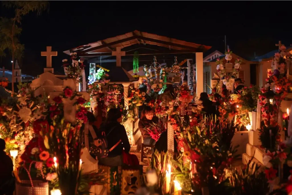 (FOTOS) Velada en Xochitlán: Así se llenaron de colores las tumbas durante Día de Muertos