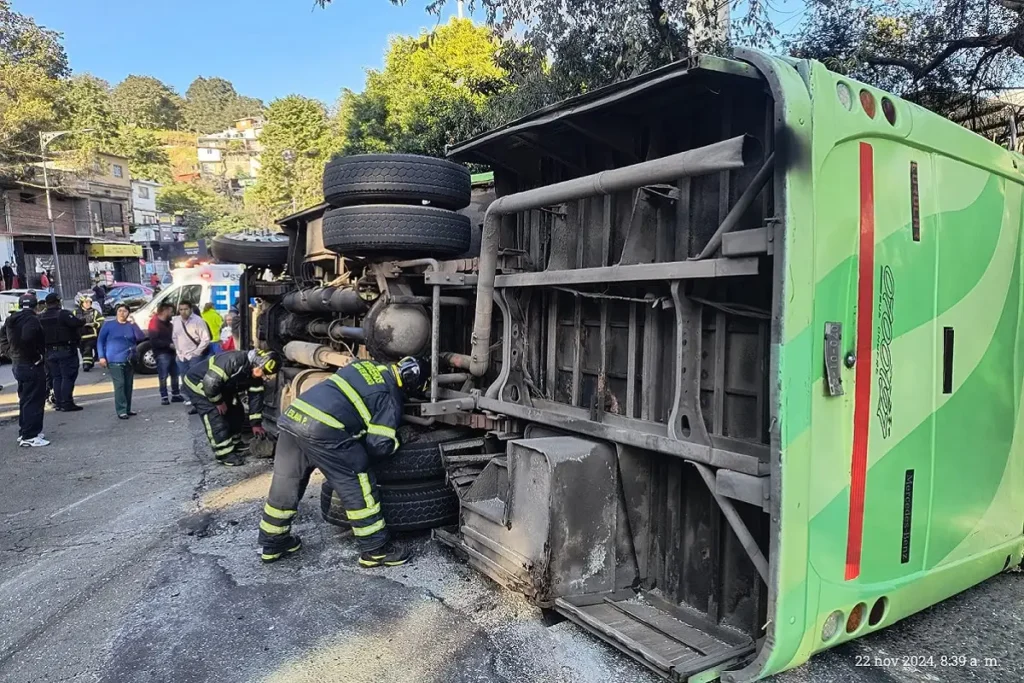 Volcadura en la carretera México-Cuernavaca deja 30 heridos en Tlalpan