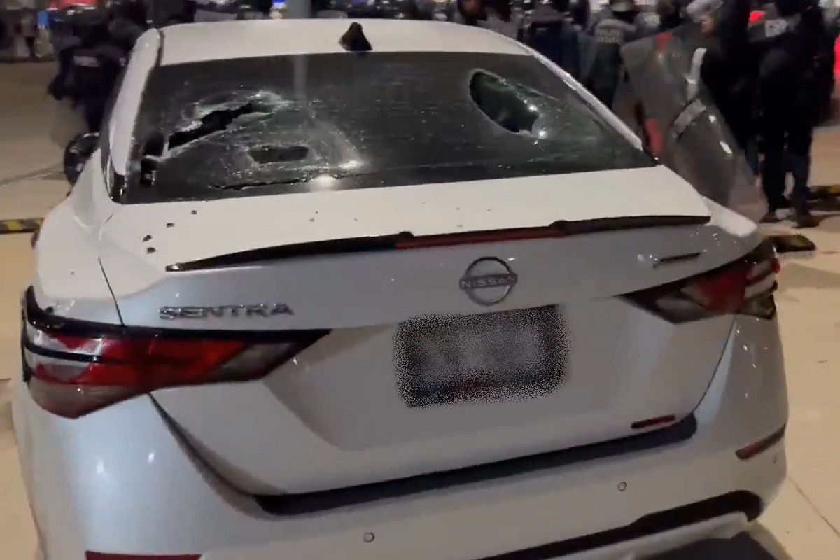 FOTOS /VIDEOS: Aficionados de Rayados destrozan auto en el estadio Cuauhtémoc 1 Aficionados de Rayados destrozan auto