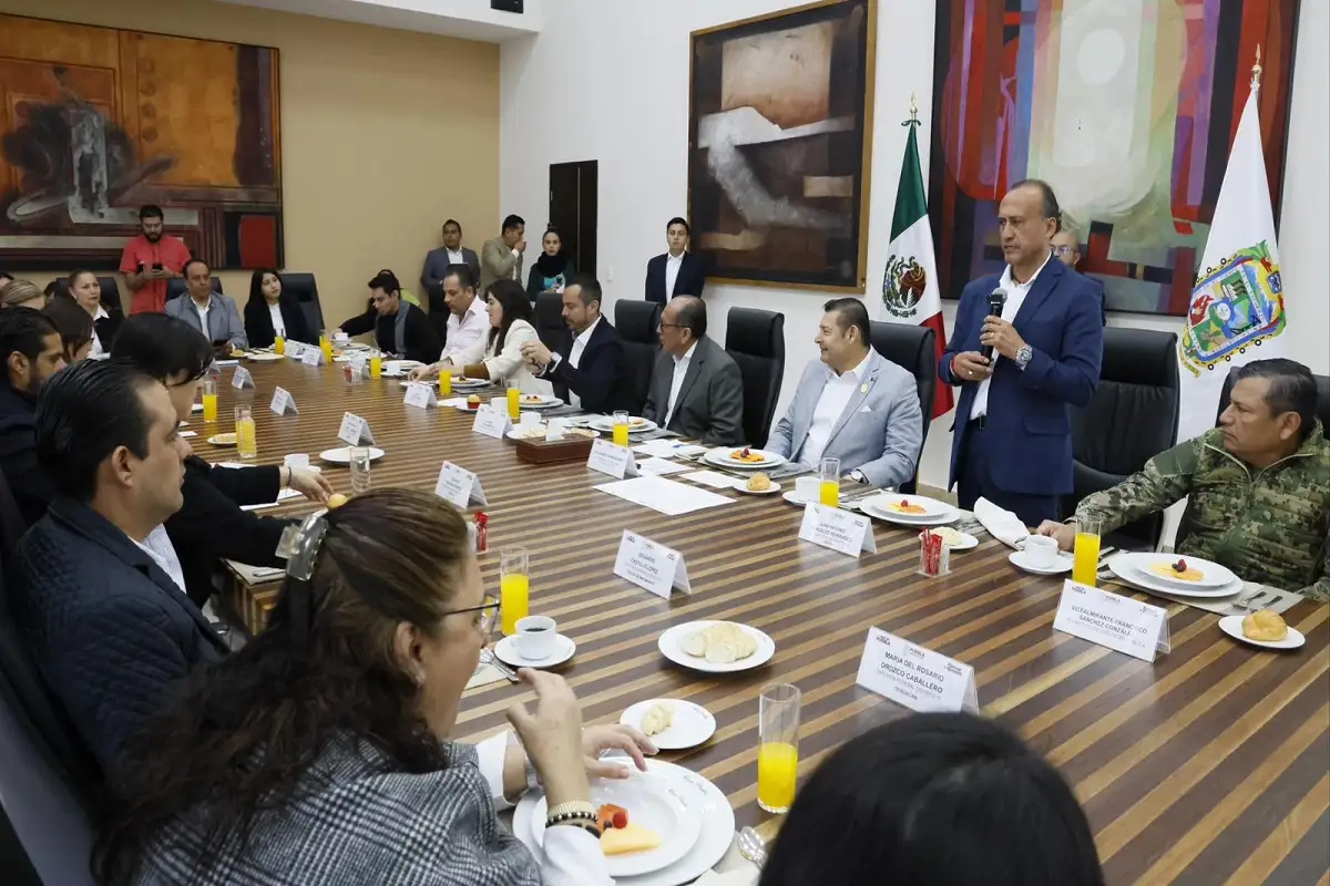 Alejandro Armenta ofrece a diputados federales trabajar sin filias ni fobias, por Amor a Puebla