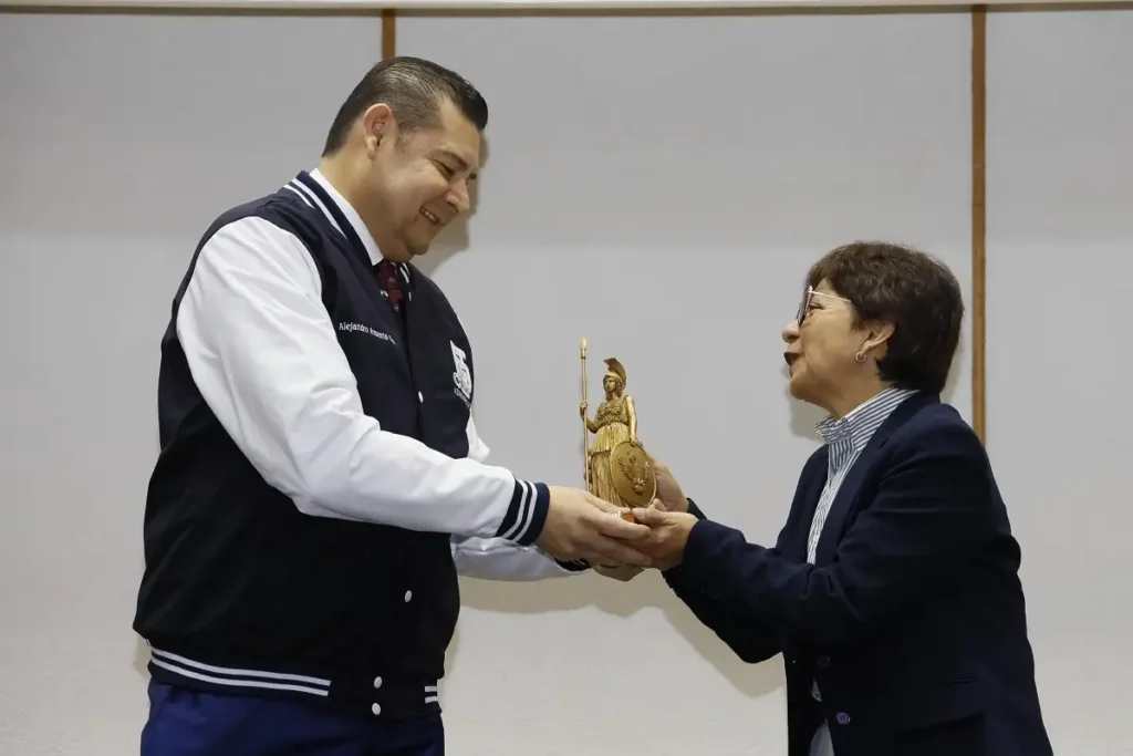 Alejandro Armenta, orgulloso de ser el primer gobernador con formación en administración pública, egresado de la BUAP