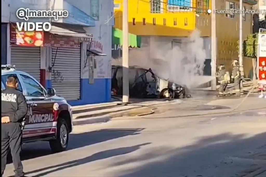 Se incendia una camioneta en Guadalupe Hidalgo