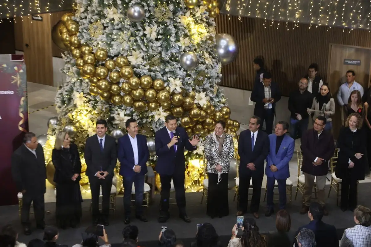 Asiste gobernador con diputados al encendido del Árbol Navideño en la nueva sede del Congreso 1 Asiste gobernador con diputados al encendido del Árbol Navideño en la nueva sede del Congreso