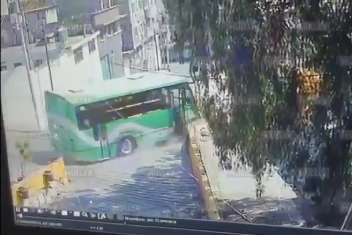 VIDEO: El momento en el que un camión de la Ruta 18 se vuelca y cae tres metros en Tlalnepantla 1 Camión de la Ruta 18 se volcó y cayó tres metros en Tlalnepantla