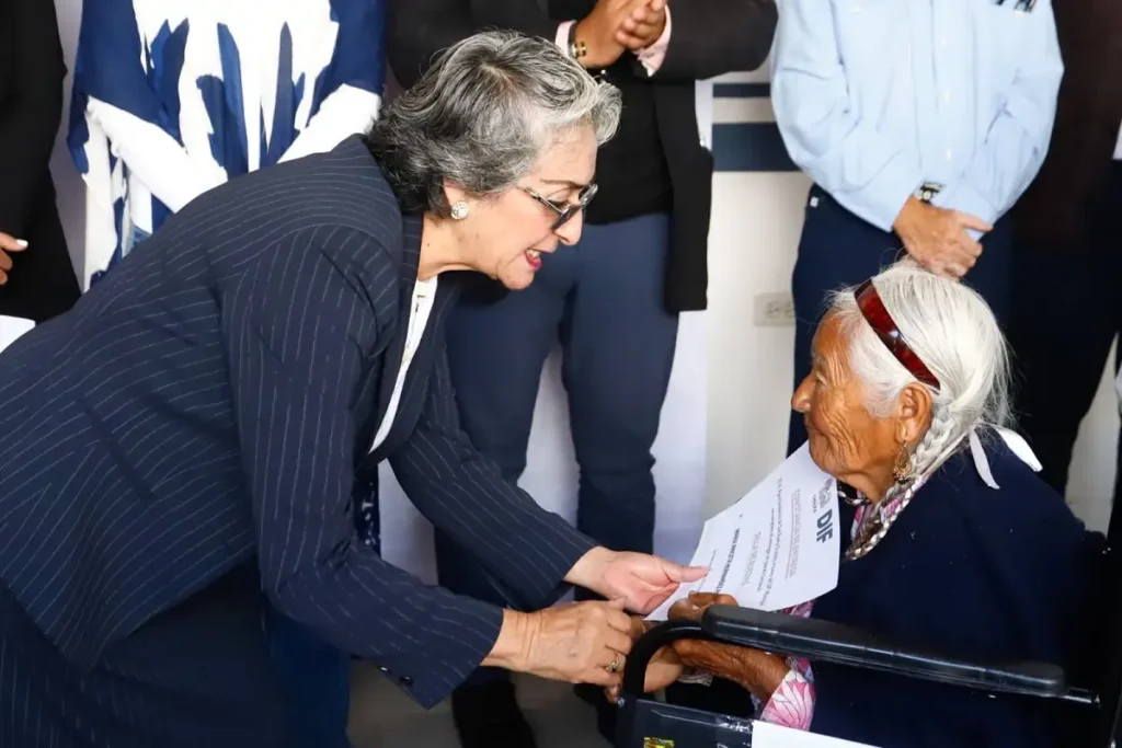 DIF Municipal y Gobierno de Cholula entregan aparatos funcionales a personas con discapacidad