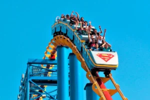 Joven de 17 años muere en Six Flags tras subirse a la montaña rusa de Superman