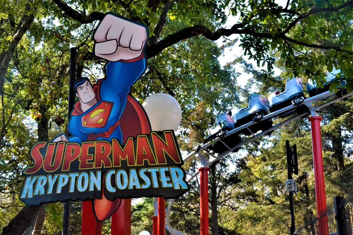 Joven de 17 años muere en Six Flags tras subirse a la montaña rusa de Superman